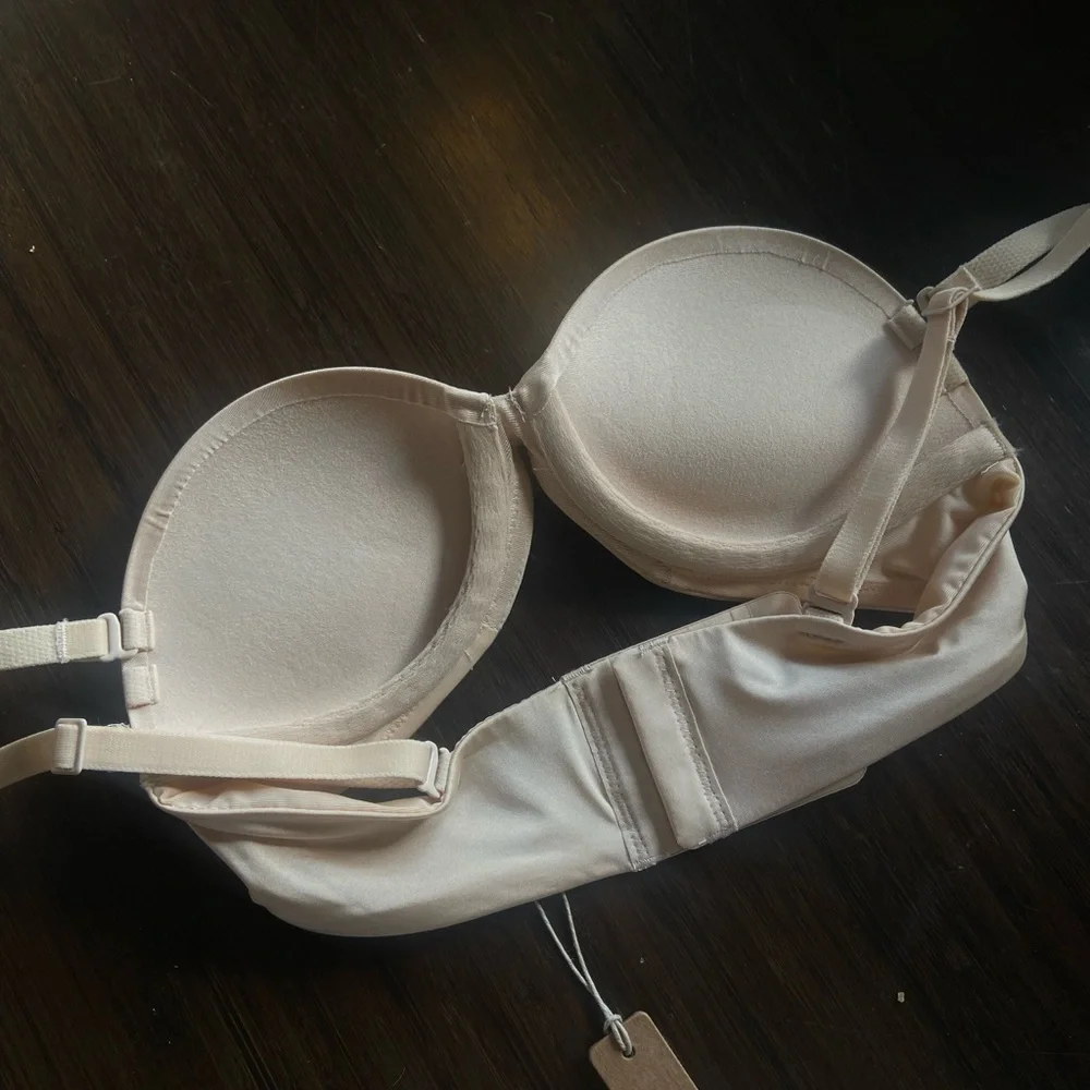 SKIMS Nude Strapless Underwire Bra - Picture 6 of 7